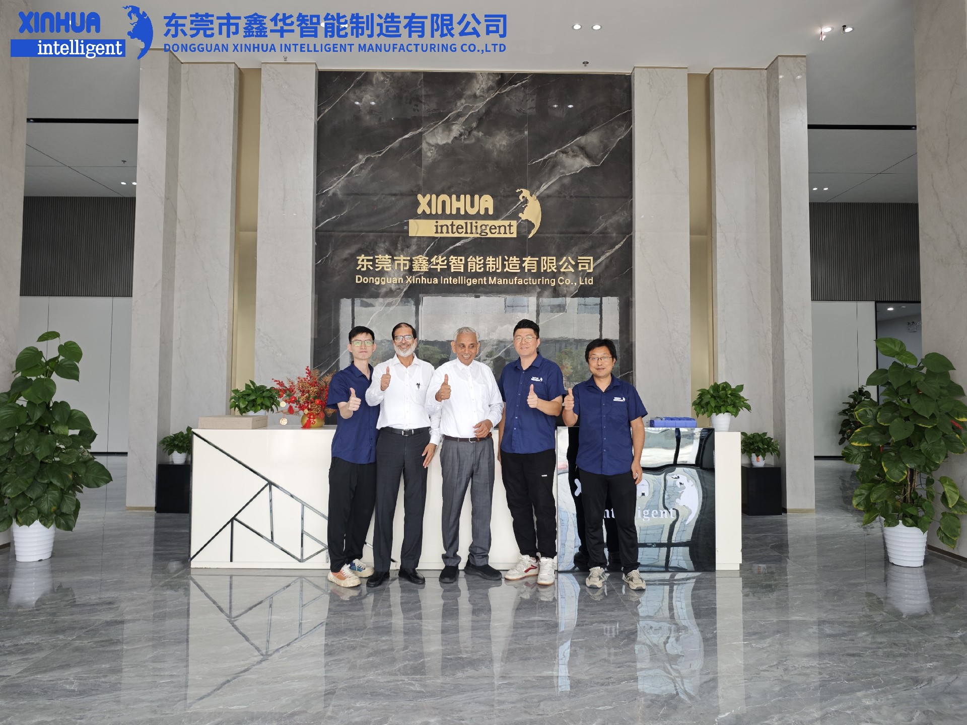 鑫華智能來訪問的外貿客戶與同事合影